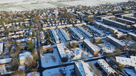 Wunderschöne-Luftaufnahme-Eines-Viertels-Mit-Mittlerem-Einkommen-An-Einem-Sonnigen-Wintertag