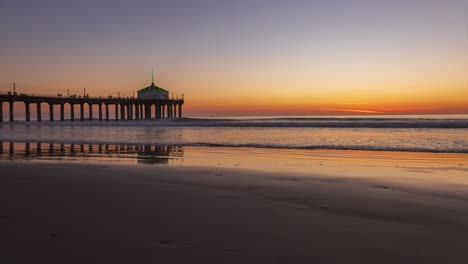 Krachende-Wellen-Am-Manhattan-Beach-Pier-Bei-Sonnenuntergang-In-Manhattan-Beach,-Kalifornien,-USA