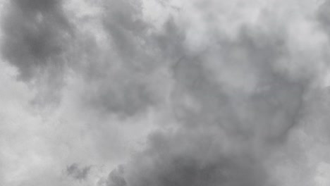 Nubes-De-Tormenta-Relámpago-En-El-Cielo-Oscuro-Bakcground