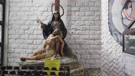 Darstellung-Von-Mutter-Maria,-Die-Jesus-Christus-Bei-Seinem-Tod-Wiegt