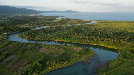 Malerische-Ländliche-Natur-Mit-Famland-Am-Fluss-In-Virac,-Catanduanes,-Philippinen