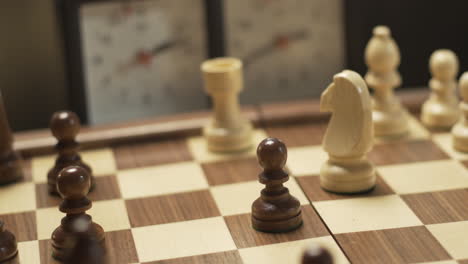 Schachspiel-Mit-Timern-Mit-Verschwommenem-Hintergrund-Spielen