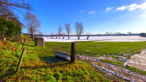 Niederländische-Malerische-Landschaft-In-Der-Aue,-Die-Im-Winter-Mit-Schnee-Bedeckt-Ist