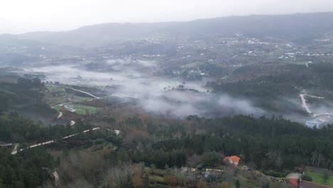 Nebelumhüllte-Landschaft-In-Marco-De-Canavezes,-Porto-Portugal