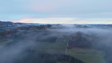 Nube-De-Niebla-Flotando-Sobre-El-Paisaje-Del-Pueblo-Rural-Temprano-En-La-Mañana