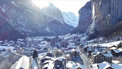 Lifting-Into-Sky-Over-Village-As-Cars-Drive-|-Lauterbrunnen-Switzerland,-Swiss-Valley-in-Alps-Drone,-Europe,-4K