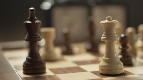 Die-Weiße-Königin-Setzt-Den-Schwarzen-König-In-Einer-Holzschachpartie-Schachmatt