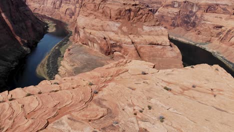 A-4K-drone-shot-over-Horseshoe-Bend,-the-“east-rim-of-the-Grand-Canyon”,-located-near-the-town-of-Page,-Arizona