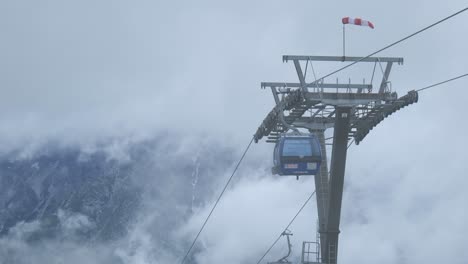Seilbahnen-Fast-Im-Wettlauf-Mit-Den-Heranströmenden-Weißen-Nebelwolken