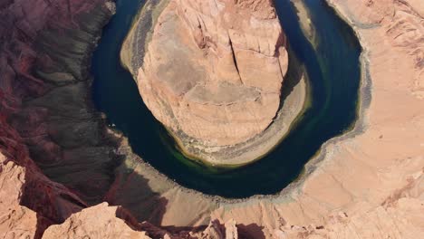 Eine-Hochfliegende-Drohne-Schoss-über-Horseshoe-Bend,-Den-„östlichen-Rand-Des-Grand-Canyon“,-In-Der-Nähe-Der-Stadt-Page,-Arizona