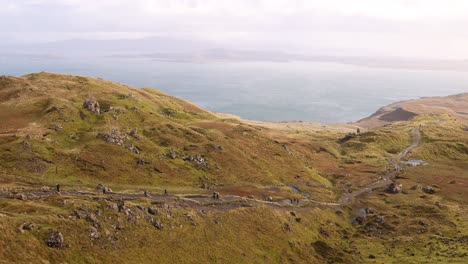 Colinas-Doradas-Que-Conducen-Hacia-El-Mar-En-Una-Caminata-Por-La-Isla-De-Skye,-Tierras-Altas-De-Escocia