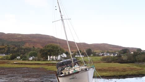 Fischerboot-Am-Felsigen-Schwarzen-Sandstrand-Von-Portree-Auf-Der-Isle-Of-Skye,-Hochland-Von-Schottland