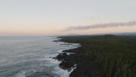 Drohnenvideo-Bei-Sonnenuntergang-In-Ucluelet,-British-Columbia,-Kanada-über-Dem-Meer-Und-Dem-Wald