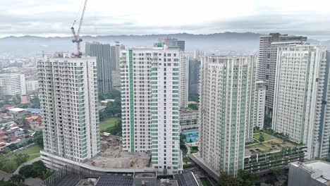 Hohe-Weiße-Wolkenkratzer-Werden-Im-Stadtzentrum-Von-Cebu,-Philippinen,-Gebaut