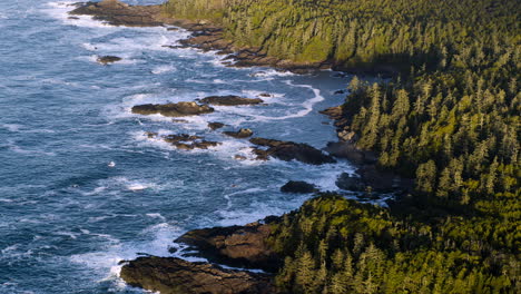 Drohnenvideo-Bei-Sonnenuntergang-In-Ucluelet,-British-Columbia,-Kanada-über-Dem-Meer-Und-Dem-Wald