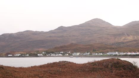 Berge-Und-Hügel-Rund-Um-Das-Wasser-Im-Herbst-Auf-Der-Isle-Of-Skye,-Hochland-Von-Schottland
