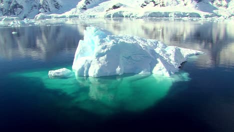 Vista-Aérea-De-Un-Iceberg-En-Un-Día-Soleado