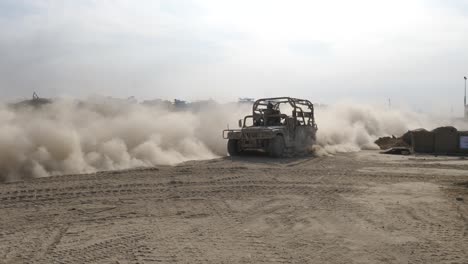 Vehículos-Militares-Israelíes-Cruzando-La-Calle-De-La-Ciudad-Bombardeada-De-Gaza.