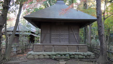 Construcción-De-Un-Antiguo-Templo-Sintoísta-En-Tokio