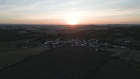 Eine-Luftaufnahme-Eines-Winzigen-Dorfes-Während-Des-Sonnenuntergangs-In-Portugal