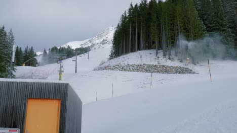 Eine-Skipiste-Verläuft-Zwischen-Dichten-Kiefernwäldern,-Wo-Ein-Skilift-Skifahrer-Auf-Den-Gipfel-Des-Hügels-Bringt