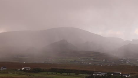 Tormenta-De-Lluvia-Que-Sopla-A-Través-De-Las-Montañas-En-La-Isla-De-Skye,-Tierras-Altas-De-Escocia