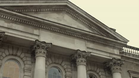 Außenarchitektur-Des-Berühmten-Trinity-College-In-Dublin,-Irland