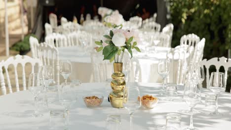 Gedeckter-Hochzeitstisch-Mit-Klarem-Weinglas-Und-Goldener-Vase-Als-Herzstück