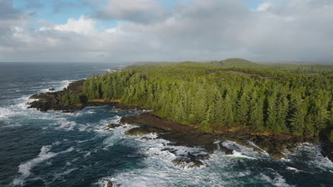 Video-De-Drones-Al-Atardecer-En-Ucluelet-Columbia-Británica,-Canadá-Sobre-El-Océano-Y-El-Bosque