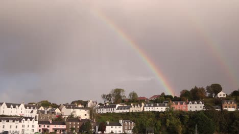 Doppelter-Regenbogen-Im-Regensturm-über-Portree-Auf-Der-Isle-Of-Skye,-Hochland-Von-Schottland