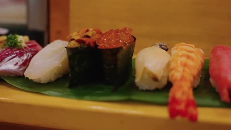 Sushi-Gourmet-Japonés-En-Los-Mercados-De-Pescado-De-Toyosu-En-Tokio,-Cierre-Pan-4k