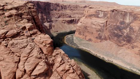 Eine-4K-Drohnenaufnahme-über-Horseshoe-Bend,-Dem-„östlichen-Rand-Des-Grand-Canyon“,-In-Der-Nähe-Der-Stadt-Page,-Arizona