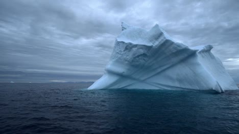 Eisberg-Schwimmt-Im-Arktischen-Ozean