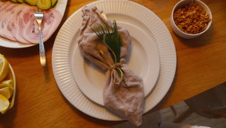 Rustic-linen-napkin-tied-with-twine-on-a-ceramic-plate