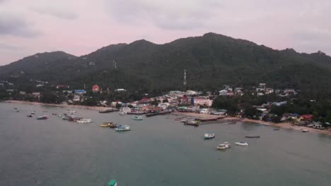 Luftaufnahme-über-Den-Pier-Von-Koh-Tao-Mit-Im-Meer-Vertäuten-Booten