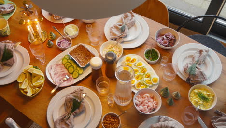 Festliches-Skandinavisches-„Julefrokost“-Mit-Traditionellen-Gerichten-Und-Elegantem-Tischgedeck