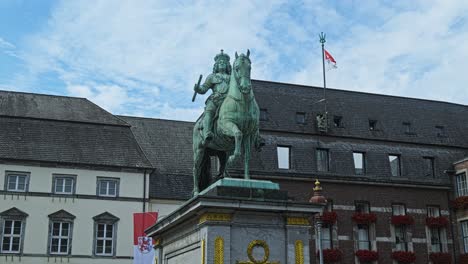 Statue-of-Johann-Wilhelm-II,-historical-and-cultural-symbol,-Düsseldorf