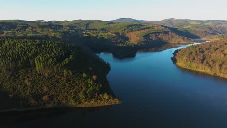 Luftaufnahme-Des-Ribeira-Staudamms-Während-Der-Herbstsaison-In-Galizien,-Spanien