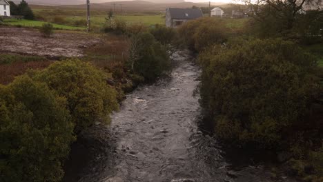 Fluss,-Der-Durch-Ein-Kleines-Malerisches-Dorf-In-Der-Landschaft-Der-Isle-Of-Skye-Im-Schottischen-Hochland-Fließt
