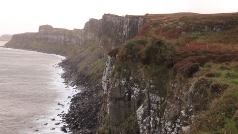 Schwarze-Basaltklippen-über-Dem-Meer-Auf-Der-Isle-Of-Skye,-Hochland-Von-Schottland