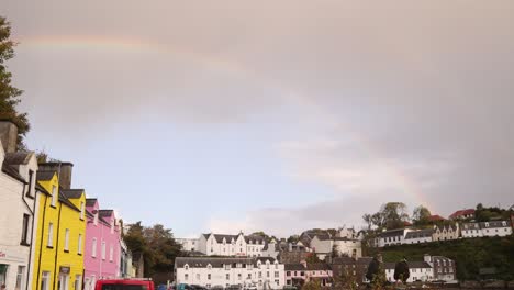 colorful-row-homes-in-the-seaside-village-of-portree-on-the-Isle-of-Skye,-hIghlands-of-Scotland