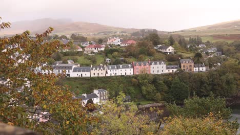 colorful-row-homes-on-the-hill-in-the-seaside-village-of-portree-in-Isle-of-Skye,-hIghlands-of-Scotland