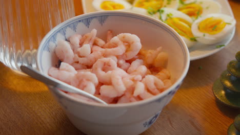 Bowl-of-fresh-pink-shrimps-for-seafood-appetizer