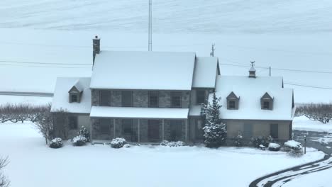 Luftaufnahme-Eines-Schneebedeckten-Hauses-Auf-Einem-Hügel