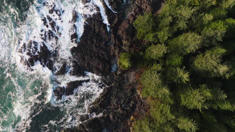 Video-De-Drones-Al-Atardecer-En-Ucluelet-Columbia-Británica,-Canadá-Sobre-El-Océano-Y-El-Bosque