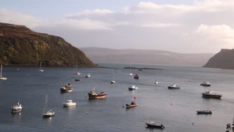 Barcos-De-Pesca-Flotando-En-El-Puerto-De-La-Localidad-Costera-De-Portree,-En-La-Isla-De-Skye,-En-Las-Tierras-Altas-De-Escocia.