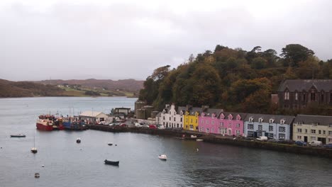 colorful-row-homes-along-the-seaside-harbor-in-the-village-of-portree-on-the-Isle-of-Skye-in-the-highlands-of-Scotland