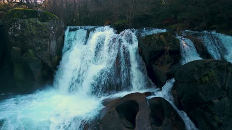 Atemberaubende-Wasserfälle-Des-Naturschutzgebiets-Fervenza-Da-Noveira-In-Coruña,-Spanien