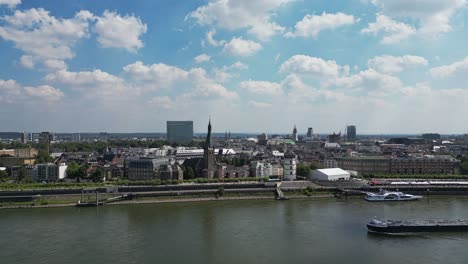 Der-Rhein-Bietet-Eine-Malerische-Und-Lebendige-Szene-Zusammenlaufender-Industrien