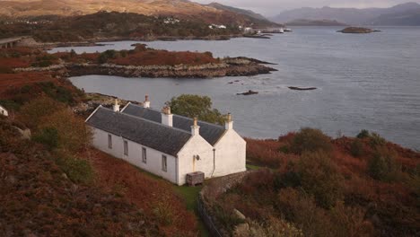 white-cottage-on-beautiful-islands-on-Isle-of-Skye,-hIghlands-of-Scotland